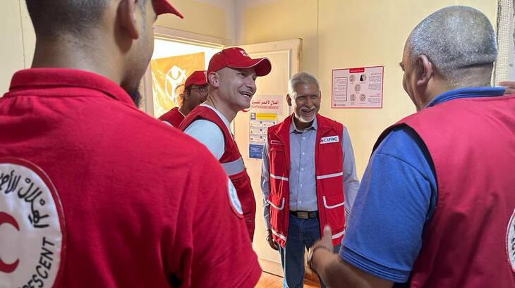 Jagan Chapagain, secrétaire général de l'IFRC, visite un point d'assistance humanitaire à Assouan, en Égypte, où le Croissant-Rouge égyptien offre des soins psychosociaux, une aide médicale et de l'eau aux personnes en déplacement.