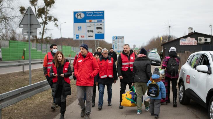 El Secretario General de la IFRC se une a sus colegas de la Federación en el paso fronterizo ucraniano de Dorohusk a principios de marzo de 2022 para ver el apoyo de la Cruz Roja y la Media Luna Roja a los que huyen de la escalada del conflicto en Ucrania.