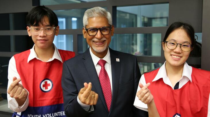 Le secrétaire général de l'IFRC, Jagan Chapagain, se tient aux côtés de jeunes volontaires de la Croix-Rouge thaïlandaise lors d'une visite du bureau de l'IFRC à Bangkok en septembre 2022.